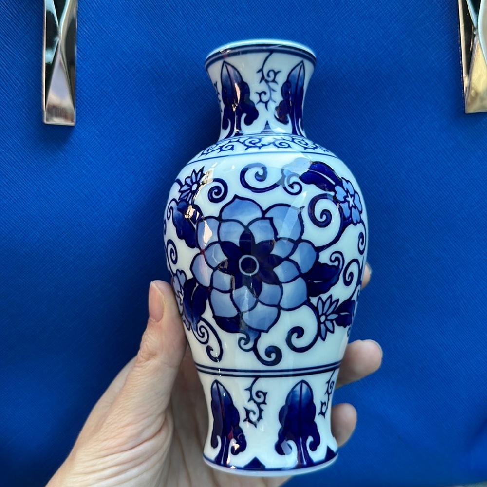 Bombay Fabrique Enchine Blue & White Floral Chinese Vase 8.5 " mini